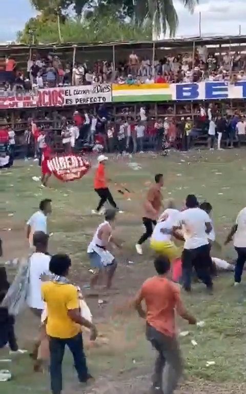 Trágica corrida de toros, hombre intenta saltar sobre el toro y muere corneado impactante video