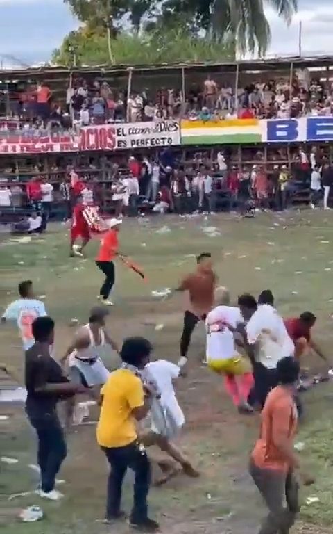 Trágica corrida de toros, hombre intenta saltar sobre el toro y muere corneado impactante video