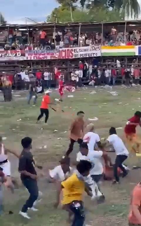 Trágica corrida de toros, hombre intenta saltar sobre el toro y muere corneado impactante video