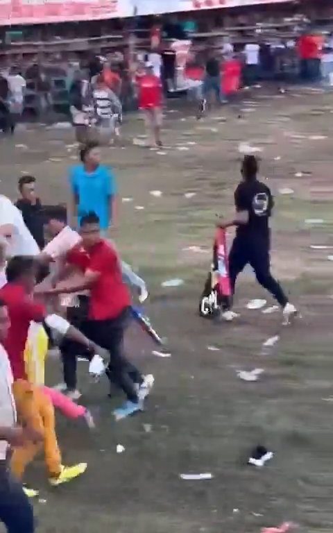 Trágica corrida de toros, hombre intenta saltar sobre el toro y muere corneado impactante video