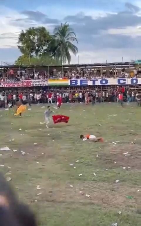 Trágica corrida de toros, hombre intenta saltar sobre el toro y muere corneado impactante video