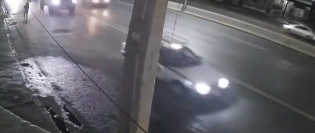 Donna nuda attraversa autostrada e si fa travolgere: video shock