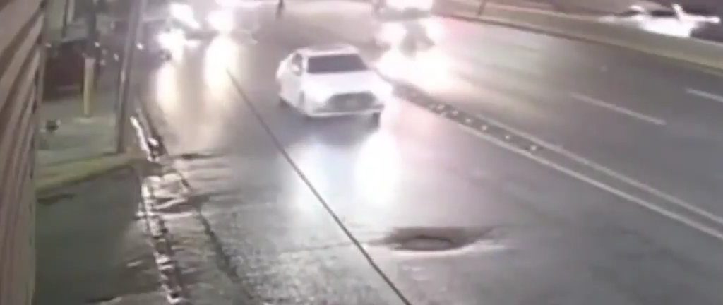 Donna nuda attraversa autostrada e si fa travolgere: video shock