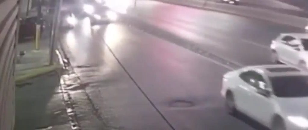 Donna nuda attraversa autostrada e si fa travolgere: video shock