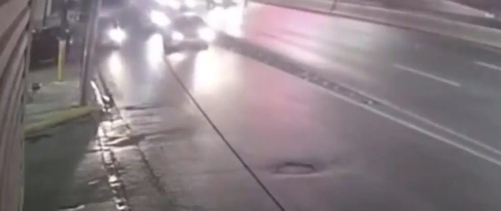 Donna nuda attraversa autostrada e si fa travolgere: video shock