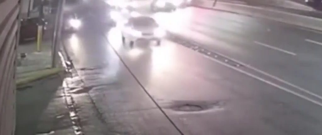 Donna nuda attraversa autostrada e si fa travolgere: video shock