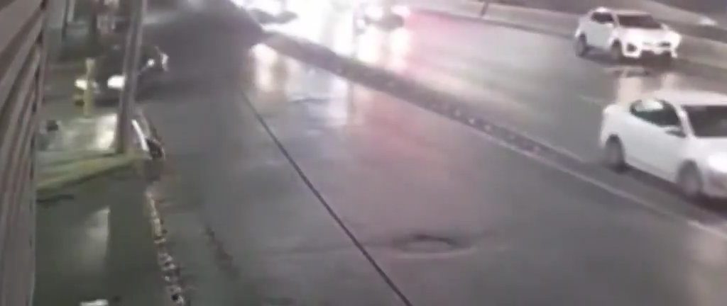 Donna nuda attraversa autostrada e si fa travolgere: video shock