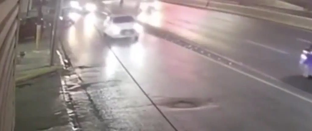 Donna nuda attraversa autostrada e si fa travolgere: video shock