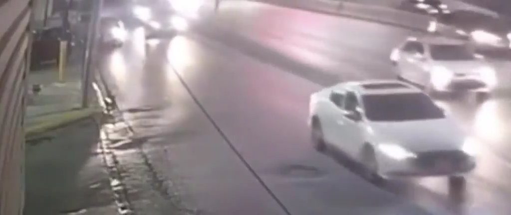 Donna nuda attraversa autostrada e si fa travolgere: video shock