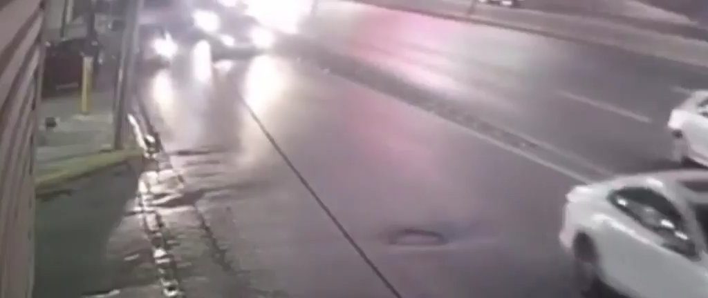 Donna nuda attraversa autostrada e si fa travolgere: video shock