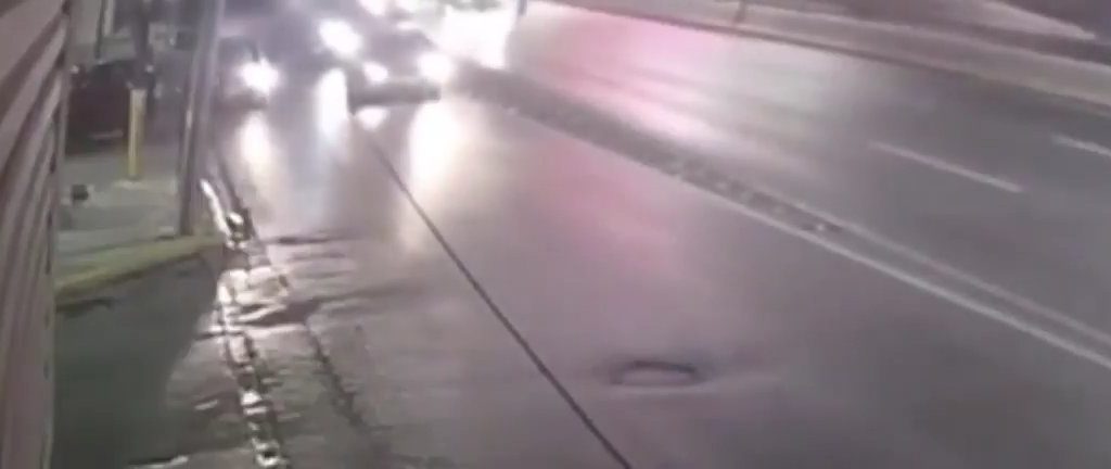 Donna nuda attraversa autostrada e si fa travolgere: video shock