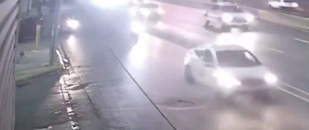 Donna nuda attraversa autostrada e si fa travolgere: video shock