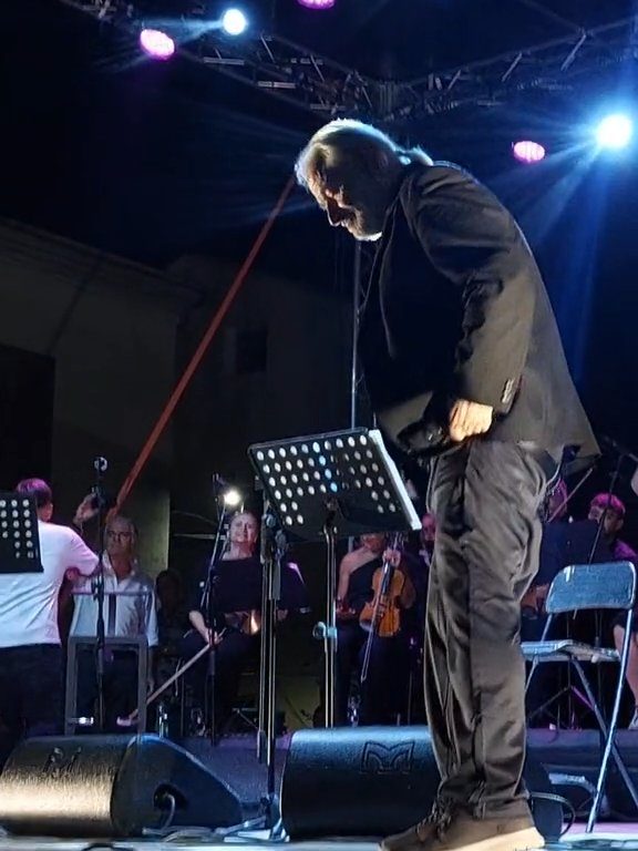 Amedeo Minghi fait mauvaise impression, son pantalon tombe sur scène : vidéo virale