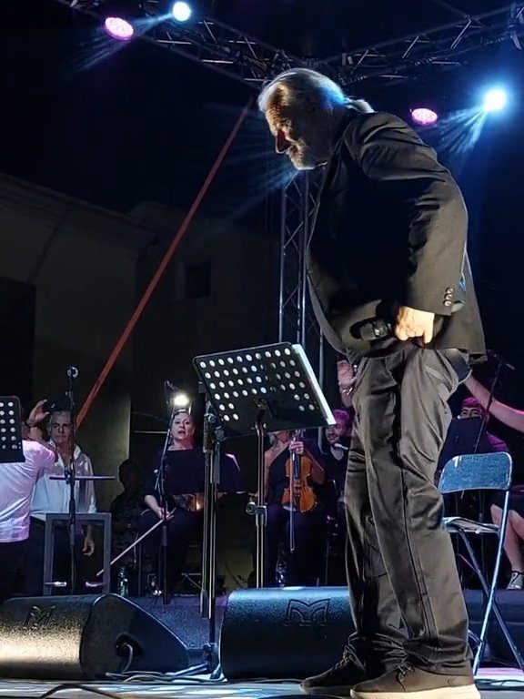 Amedeo Minghi fait mauvaise impression, son pantalon tombe sur scène : vidéo virale