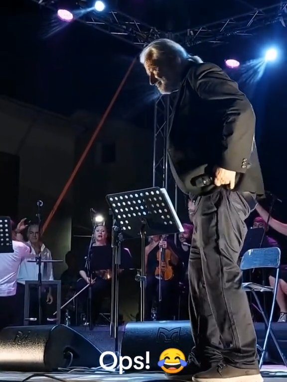 Amedeo Minghi fait mauvaise impression, son pantalon tombe sur scène : vidéo virale