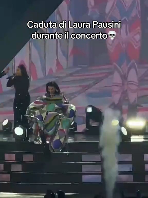 Figuraccia di Laura Pausini al concerto di Milano: precipita dalle scale