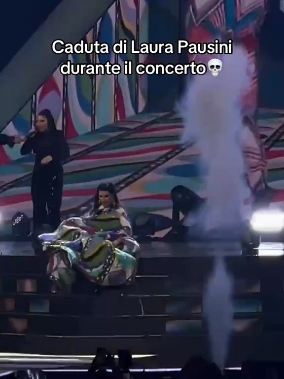 Figuraccia di Laura Pausini al concerto di Milano: precipita dalle scale