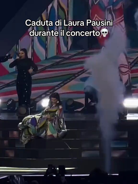 Figuraccia di Laura Pausini al concerto di Milano: precipita dalle scale