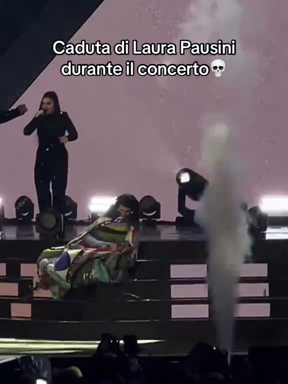 Figuraccia di Laura Pausini al concerto di Milano: precipita dalle scale