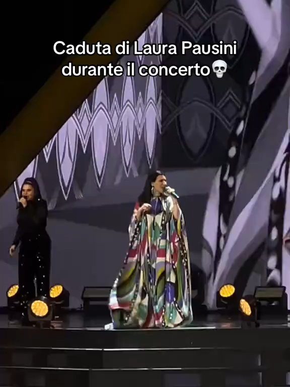 Figuraccia di Laura Pausini al concerto di Milano: precipita dalle scale