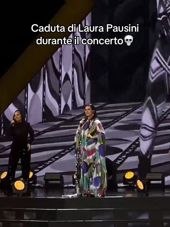 Figuraccia di Laura Pausini al concerto di Milano: precipita dalle scale