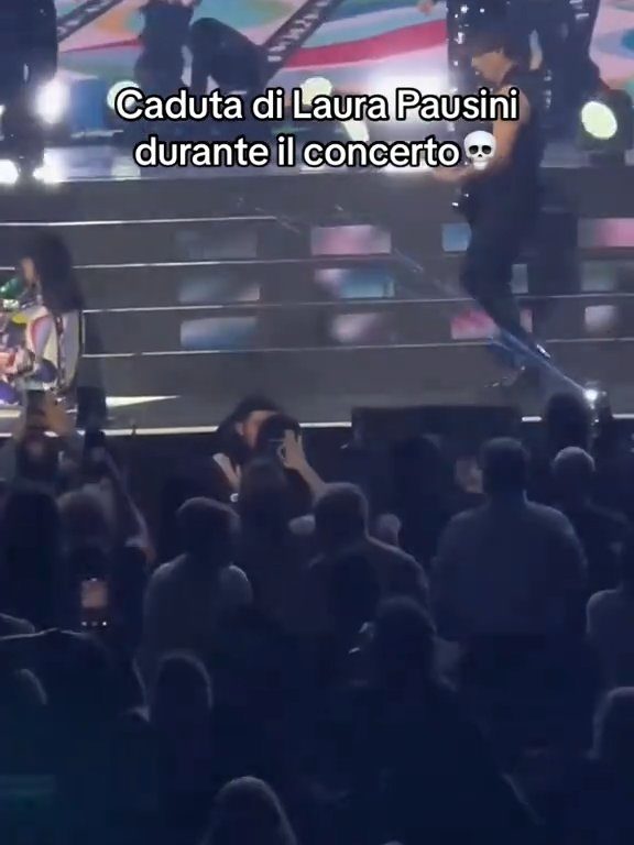 Figuraccia di Laura Pausini al concerto di Milano: precipita dalle scale