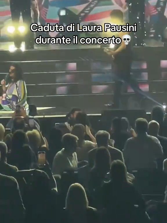 Figuraccia di Laura Pausini al concerto di Milano: precipita dalle scale