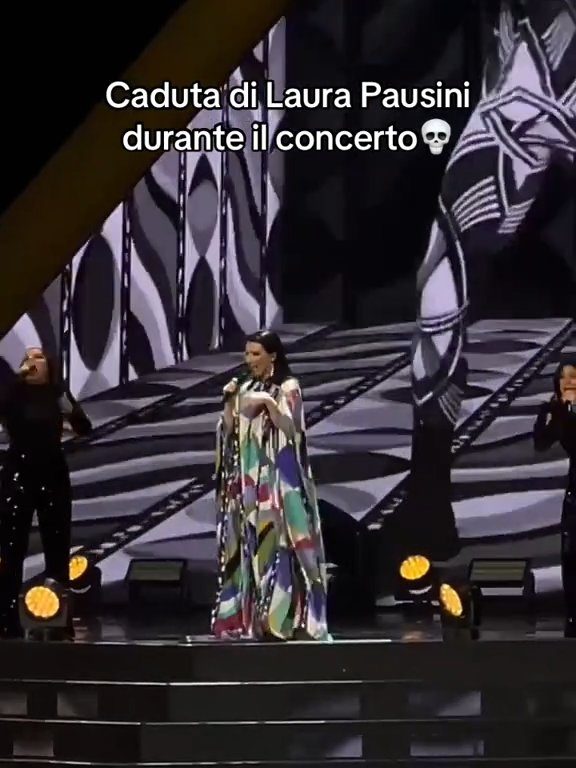 Figuraccia di Laura Pausini al concerto di Milano: precipita dalle scale