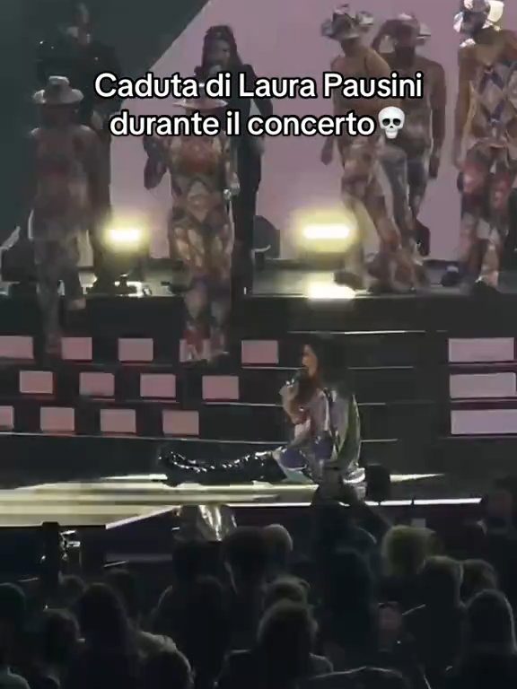 Figuraccia di Laura Pausini al concerto di Milano: precipita dalle scale