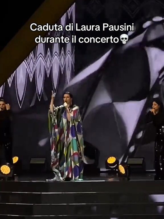 Figuraccia di Laura Pausini al concerto di Milano: precipita dalle scale