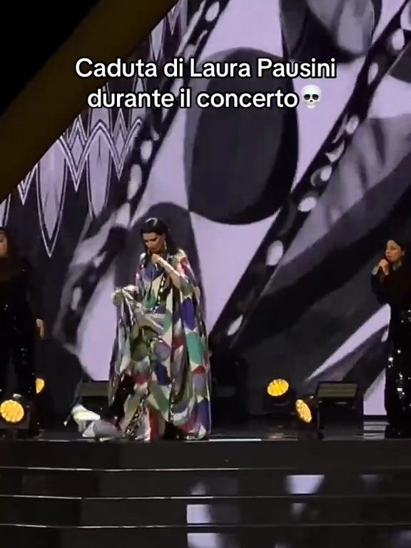 Figuraccia di Laura Pausini al concerto di Milano: precipita dalle scale