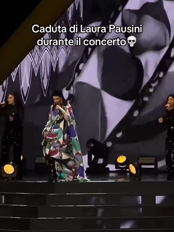 Figuraccia di Laura Pausini al concerto di Milano: precipita dalle scale