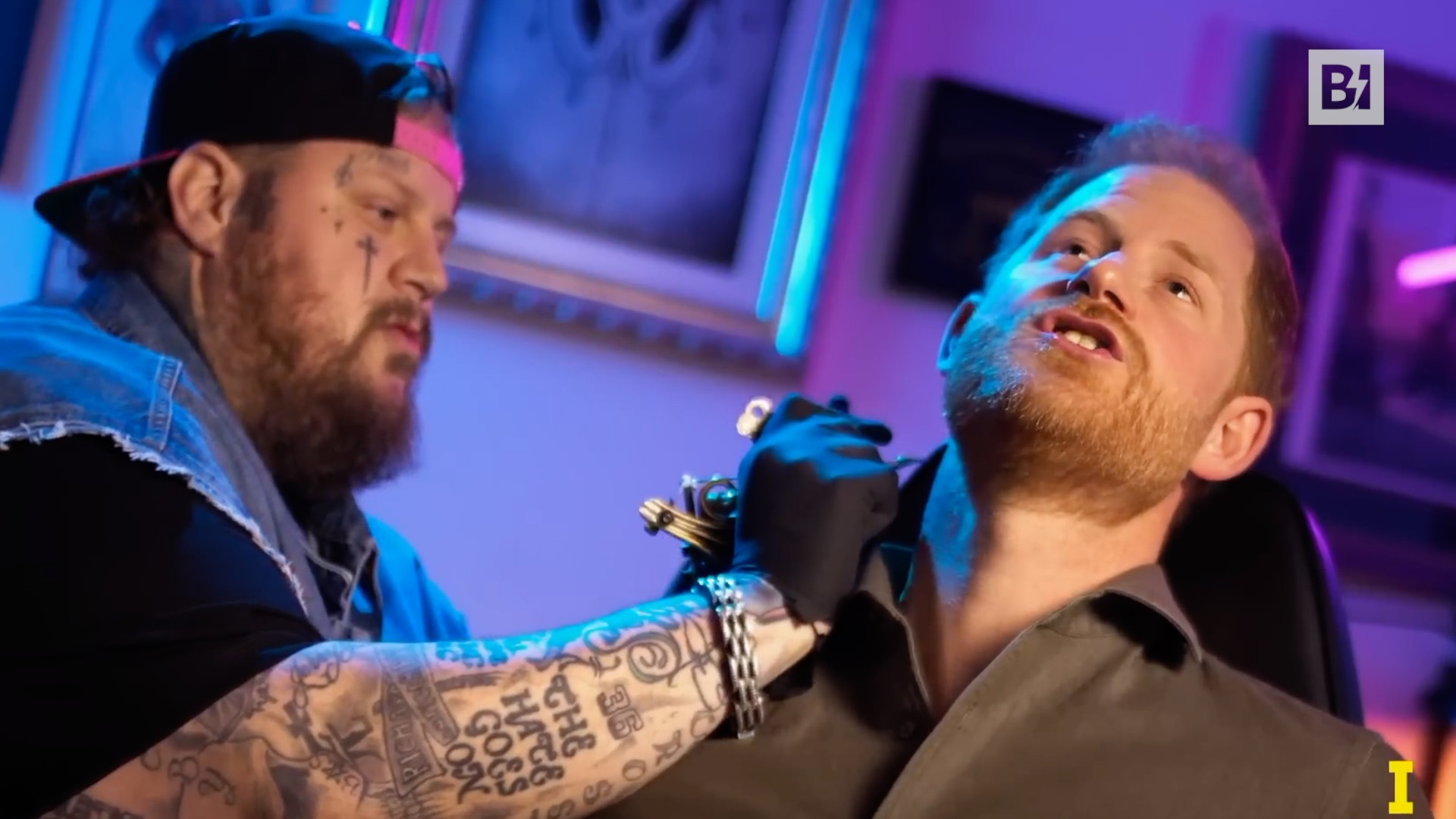 Il principe Harry si fa un tatuaggio sul…