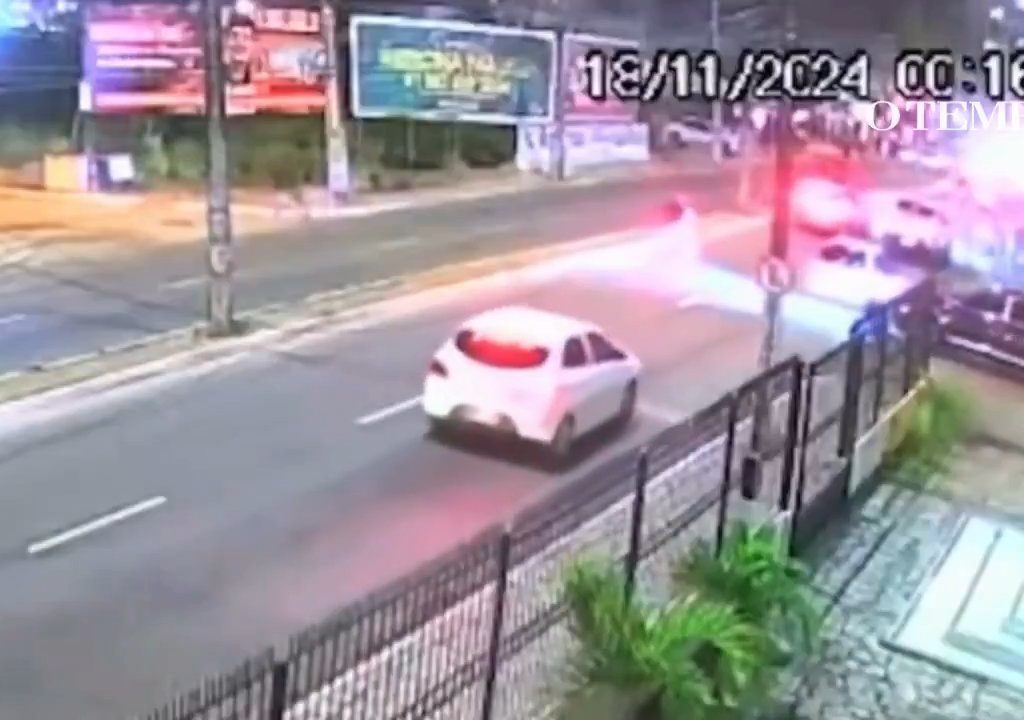 Influencer sale del auto, cae y muere atropellada