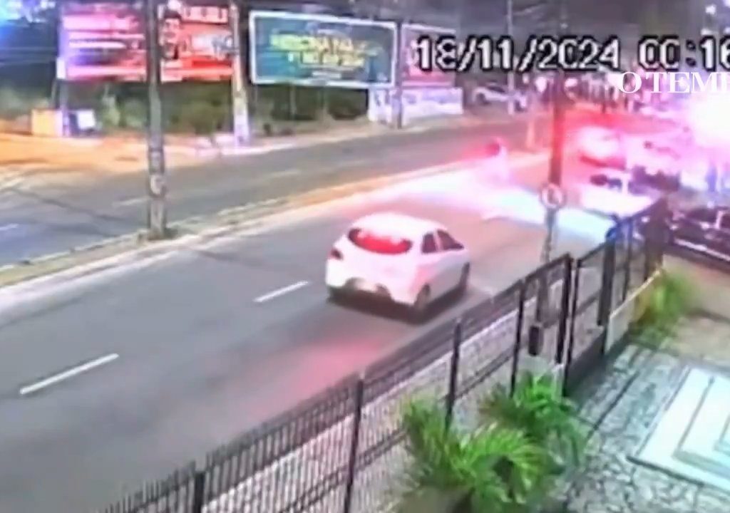 Influencer sale del auto, cae y muere atropellada