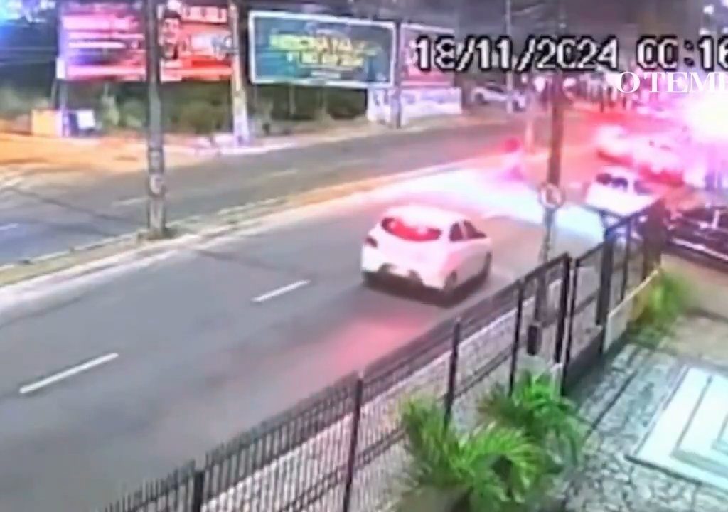 Influencer sale del auto, cae y muere atropellada