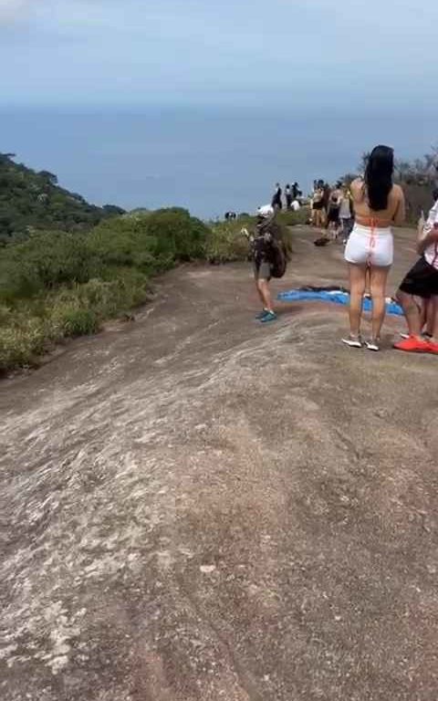 Un instructeur de parachutisme décède en sautant d'une falaise, vidéo d'un accident