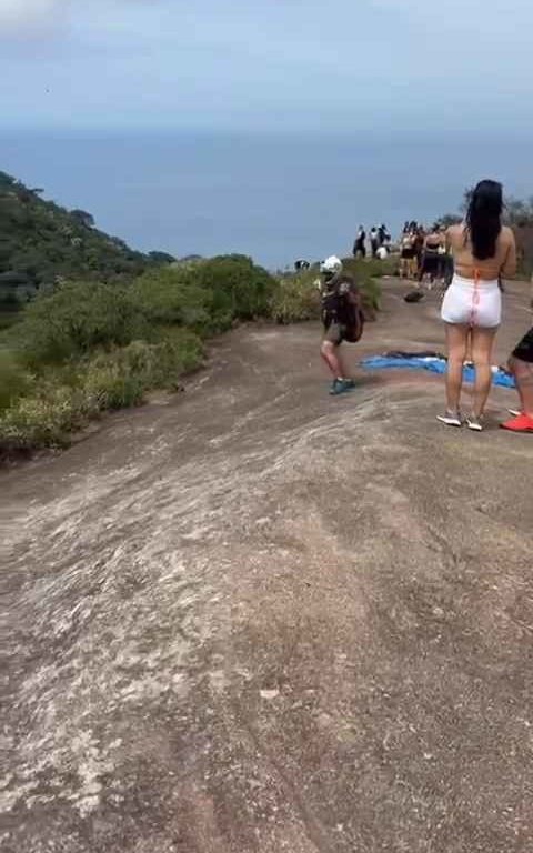 Un instructeur de parachutisme décède en sautant d'une falaise, vidéo d'un accident