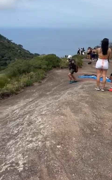 Un instructeur de parachutisme décède en sautant d'une falaise, vidéo d'un accident