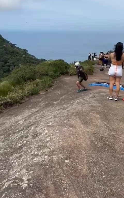 Un instructeur de parachutisme décède en sautant d'une falaise, vidéo d'un accident