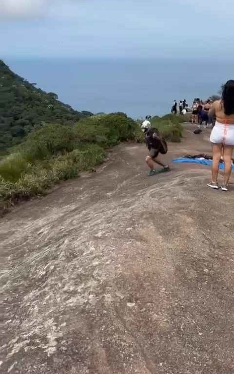 Un instructeur de parachutisme décède en sautant d'une falaise, vidéo d'un accident