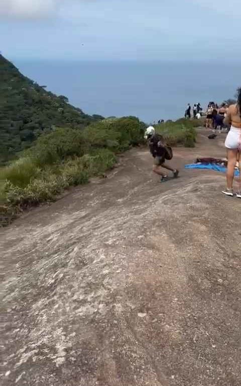 Un instructeur de parachutisme décède en sautant d'une falaise, vidéo d'un accident