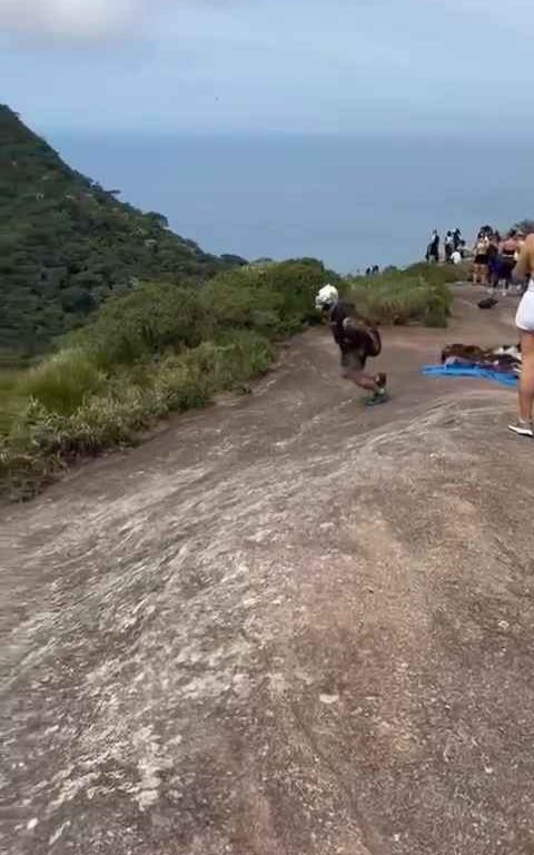 Un instructeur de parachutisme décède en sautant d'une falaise, vidéo d'un accident