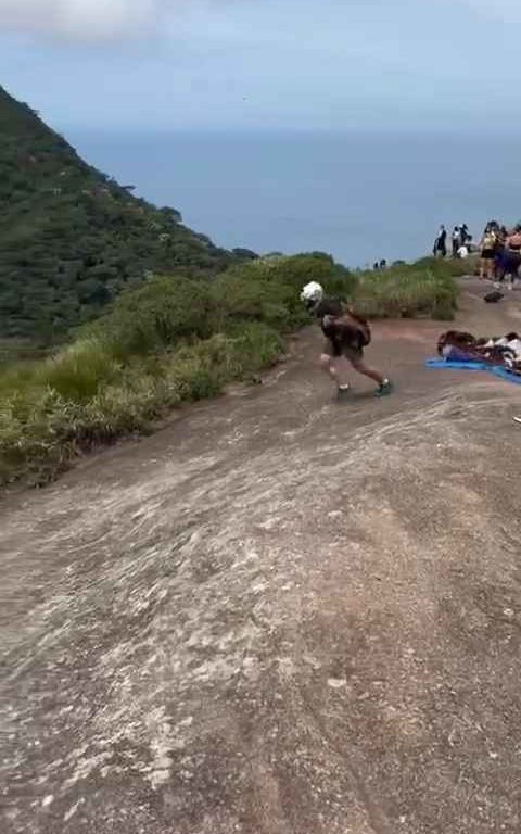 Un instructeur de parachutisme décède en sautant d'une falaise, vidéo d'un accident