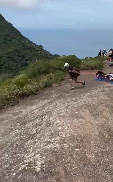 Un instructeur de parachutisme décède en sautant d'une falaise, vidéo d'un accident