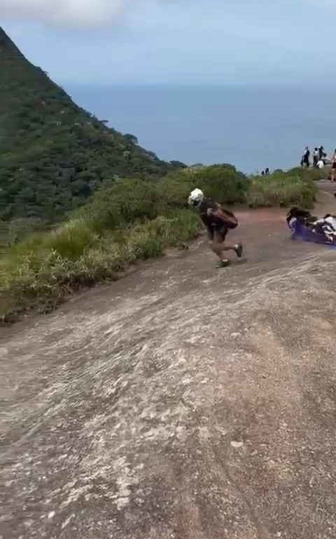 Un instructeur de parachutisme décède en sautant d'une falaise, vidéo d'un accident