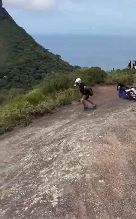 Un instructeur de parachutisme décède en sautant d'une falaise, vidéo d'un accident