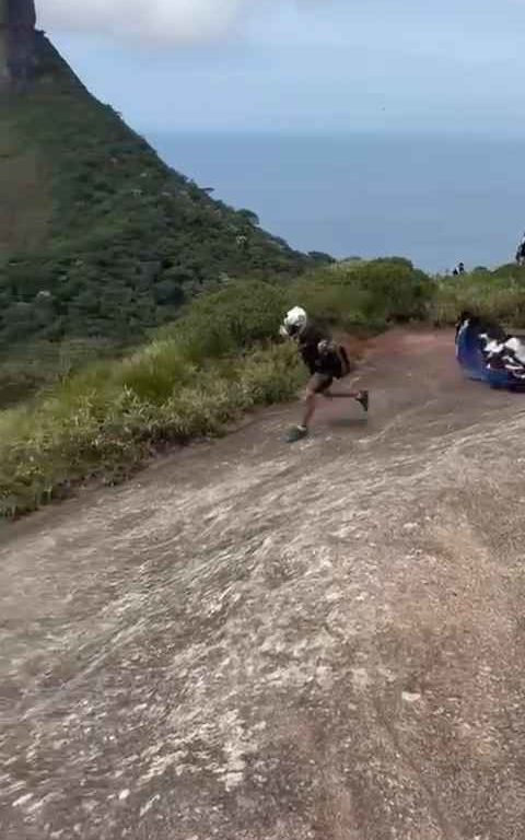 Un instructeur de parachutisme décède en sautant d'une falaise, vidéo d'un accident