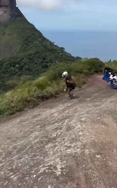 Un instructeur de parachutisme décède en sautant d'une falaise, vidéo d'un accident