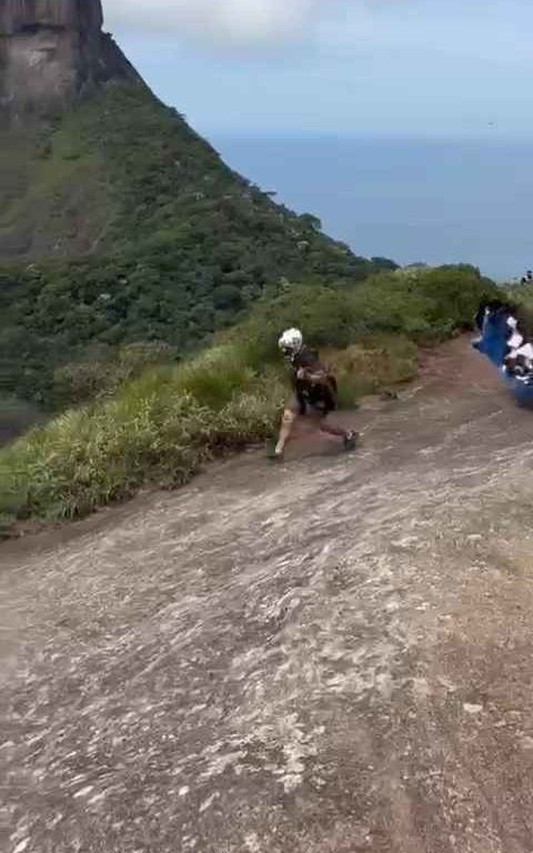 Un instructeur de parachutisme décède en sautant d'une falaise, vidéo d'un accident